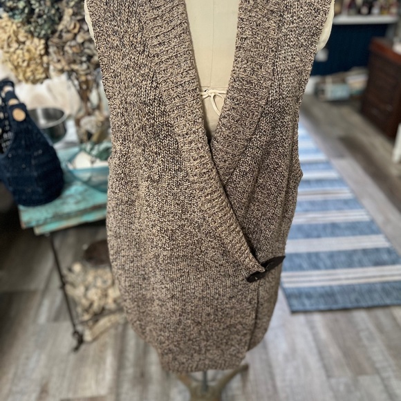 Vest - Picture 1 of 4